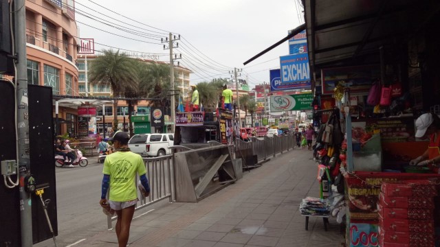 Menengok Kehidupan Malam di Bangla Street, Phuket (15)