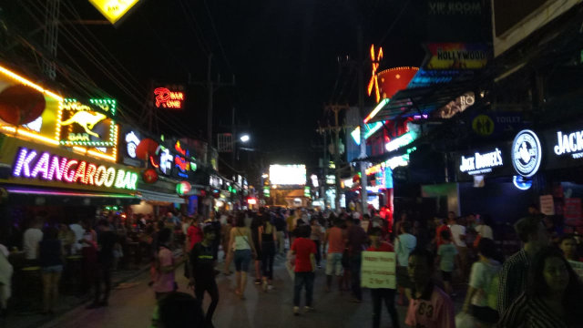 Menengok Kehidupan Malam di Bangla Street, Phuket (23)