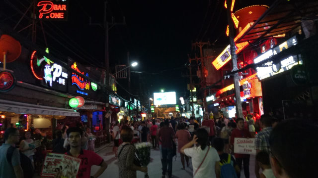 Menengok Kehidupan Malam di Bangla Street, Phuket (20)
