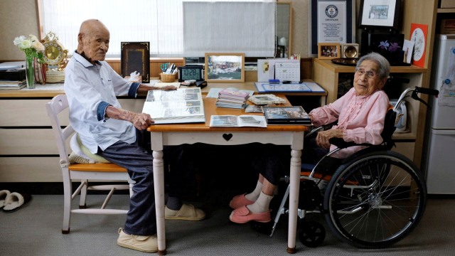 Masao berusia 100 tahun, dan Miyako istrinya berusia 108 tahun. (Foto: REUTERS/Kwiyeon Ha )