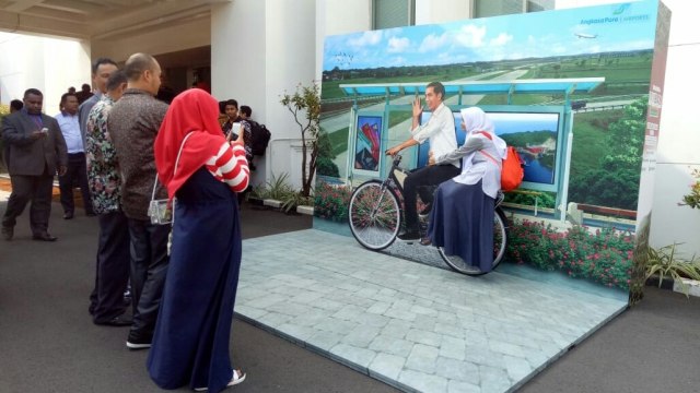 Pengunjung berfoto di replika Presiden RI Joko Widodo naik sepeda ontel di Kompleks Istana Kepresidenan, Jakarta Pusat, Rabu (05/09/2018). (Foto: Kevin Kurnianto/kumparan)