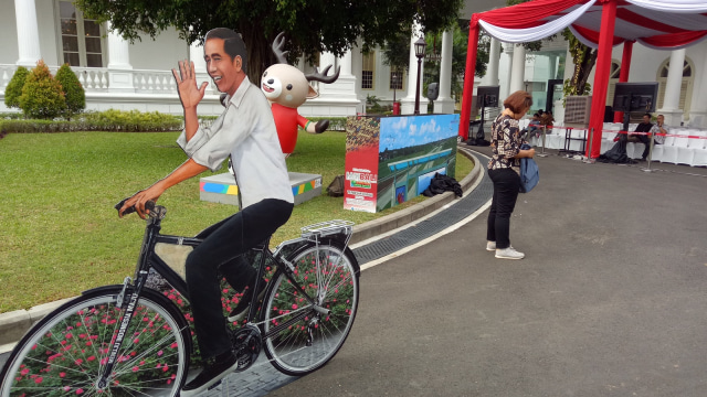 Replika Presiden RI Joko Widodo naik sepeda ontel di Kompleks Istana Kepresidenan, Jakarta Pusat, Rabu (05/09/2018). (Foto: Kevin Kurnianto/kumparan)