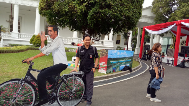 Pengunjung berfoto di replika Presiden RI Joko Widodo naik sepeda ontel di Kompleks Istana Kepresidenan, Jakarta Pusat, Rabu (05/09/2018). (Foto: Kevin Kurnianto/kumparan)