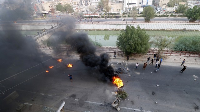 Pengunjuk rasa bentrok dengan pasukan Irak di Basra, Irak. (Foto: AFP/Haidar Mohammed Ali)