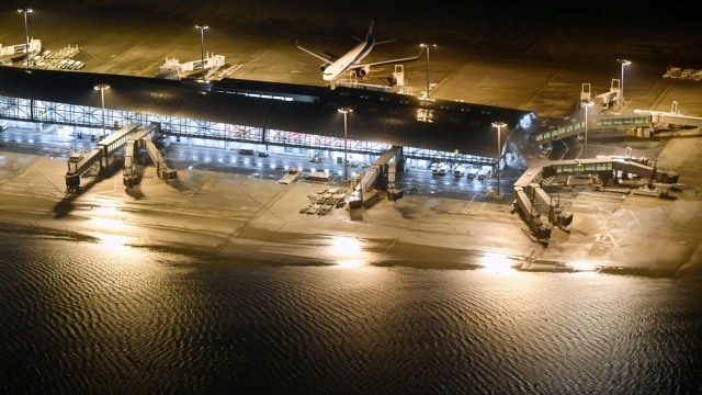 Landasan di Bandara Kansai tergenang air usai diterpa Topan Jebi di Izumisano, Jepang barat,. (Foto: Kyodo/via Reuters)