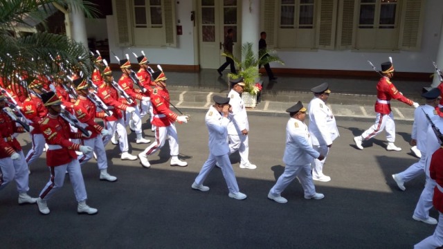 Arak-arakan gubernur dan wagub terpilih di Istana Negara, Jakarta, Rabu (5/9). (Foto: Jihad Akbar/kumparan)