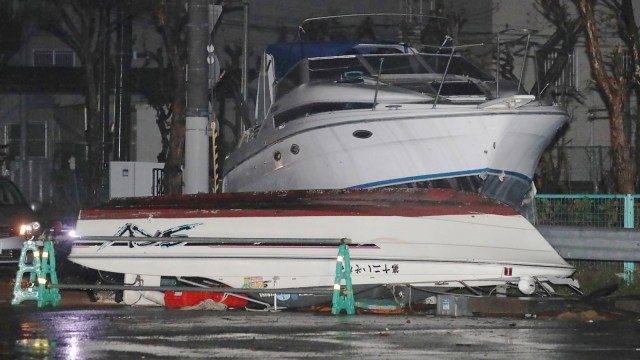 Perahu-perahu tergeletak di jalan setelah terbawa gelombang badai yang disebabkan oleh Topan Jebi di Nishinomiya, prefektur Hyogo. (Foto: JIJI PRESS/AFP)