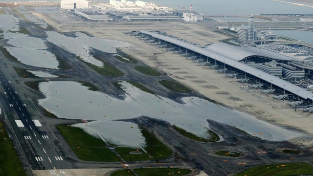 Banjir di Bandara Internasional Kansai di kota Izumisano, prefektur Osaka akibat Topan Jebi. (Foto: JIJI PRESS/AFP)