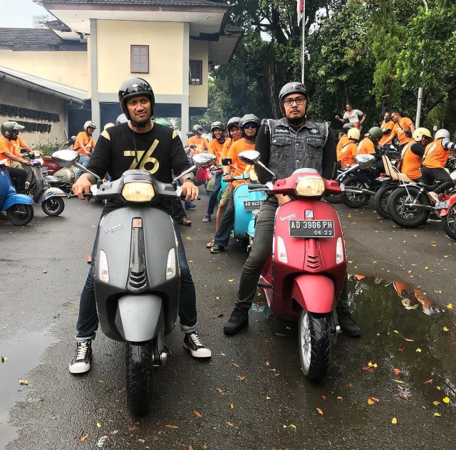 7 Selebriti yang Gemar Mengendarai Skuter (6)