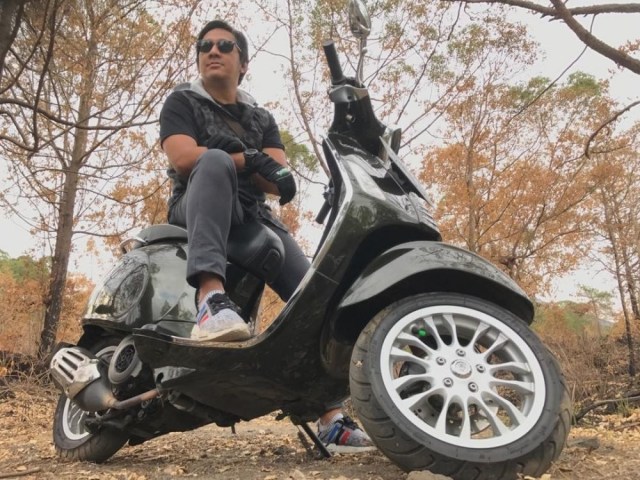 7 Selebriti yang Gemar Mengendarai Skuter (3)