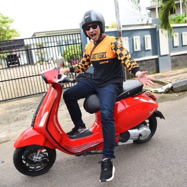 7 Selebriti yang Gemar Mengendarai Skuter (2)