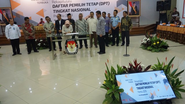 Komisioner KPU RI memimpin Rapat Pleno Rekapitulasi daftar pemilih tetap (DPT) tingkat nasional Pemilu 2019 di Gedung KPU RI, Jakarta, Rabu (5/9). (Foto: Fanny Kusumawardhani/kumparan)