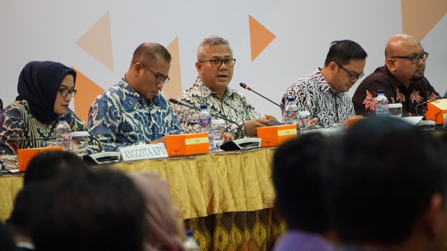 Komisioner KPU RI memimpin Rapat Pleno Rekapitulasi daftar pemilih tetap (DPT) tingkat nasional Pemilu 2019 di Gedung KPU RI, Jakarta, Rabu (5/9). (Foto: Fanny Kusumawardhani/kumparan)