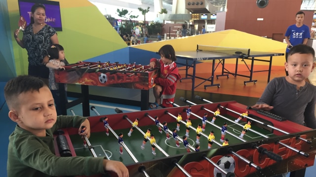 Anak-anak bermain di Sports Corner Bandara Soekarno-Hatta (Foto: Helinsa Rasputri/kumparan)