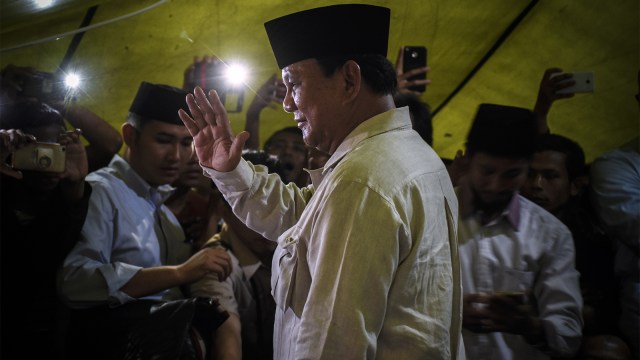 Bakal Calon Presiden Prabowo Subianto berdialog dengan warga korban gempa di Posko pengungsian Desa Guntur Macan, Lombok Barat, NTB, Rabu (5/9/2018). (Foto: ANTARA FOTO/Ahmad Subaidi)