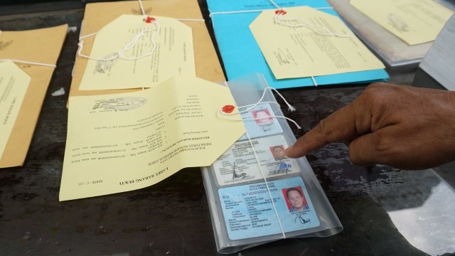 Sejumlah dokumen sebagai barang bukti dalam konferensi pers tentang dua kasus mafia tanah di Main Hall Polda Metro Jaya, Jakarta, Rabu (05/09/2018). Foto: Jamal Ramadhan/kumparan