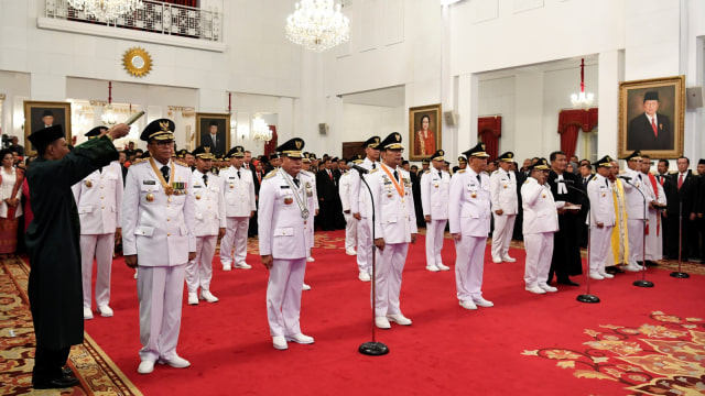 Sembilan pasang gubernur dan wakil gubernur terpilih diambil sumpah jabatannya saat pelantikan oleh Presiden Joko Widodo di Istana Negara, Jakarta, Rabu (5/9). (Foto: Antara/Puspa Perwitasari)