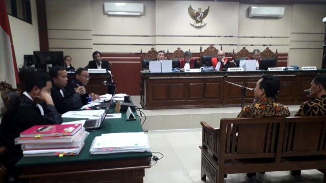 Sidang kasus korupsi yang melibatkan puluhan anggota DPRD Kota Malang di Pengadilan Negeri (PN) Tipikor Surabaya, Rabu (5/9). (Foto: Phaksy Sukowati/kumparan)