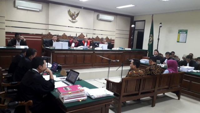 Sidang kasus korupsi yang melibatkan puluhan anggota DPRD Kota Malang di Pengadilan Negeri (PN) Tipikor Surabaya, Rabu (5/9). (Foto: Phaksy Sukowati/kumparan)