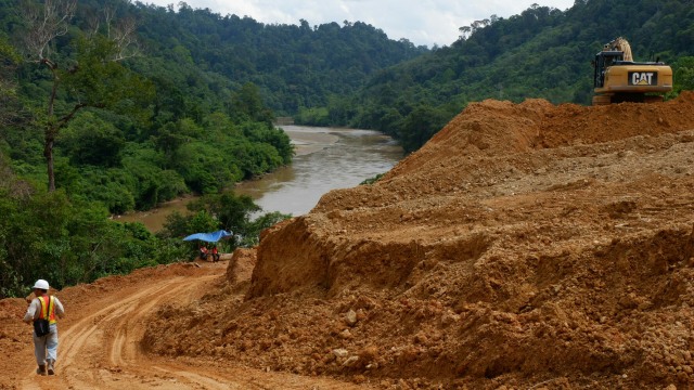 Kondisi pembangunan jalan perbatasan negara yang membelah bukit di Kalimantan, Rabu (5/9). (Foto: Resya Firmansyah/kumparan)