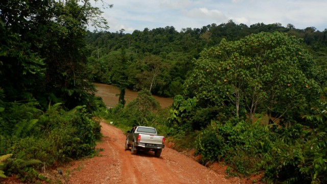 Pembangunan jalan perbatasan negara yang membelah bukit di Kalimantan, Rabu (5/9). (Foto: Resya Firmansyah/kumparan)