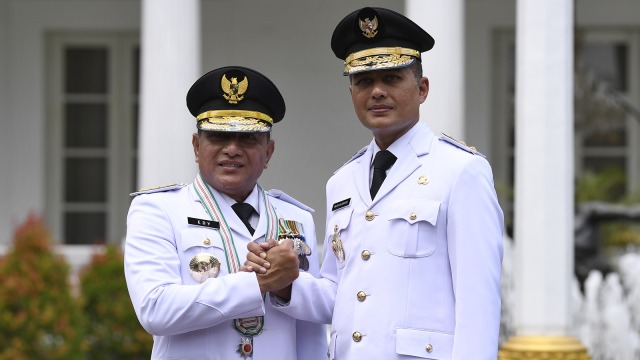 Gubernur Sumatera Utara Edy Rahmayadi (kiri) bersama Wakil Gubernur Musa Rajekshah melakukan salam komando usai pelantikan di Istana Negara, Jakarta, Rabu (5/9/2018). Foto: ANTARA FOTO/Puspa Perwitasari