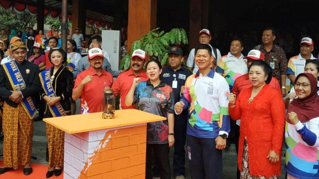 Menko Puan Maharani membawa lentera api Asian Para Games 2018 di Balai Kota Solo, Jawa Tengah.  (Foto: Maulana Ramadhan/kumparan)