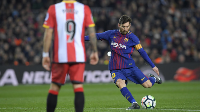 Lionel Messi mengeksekusi tendangan bebas saat Barcelona melawan Girona. (Foto: Lluis Gene/AFP)