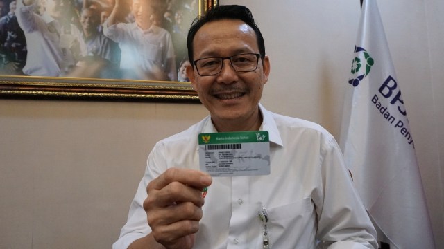 Dirut BPJS Kesehatan, Fachmi Idris menunjukkan Kartu Indonesia Sehat , Rabu (5/9). (Foto: Fanny Kusumawardhani/kumparan)
