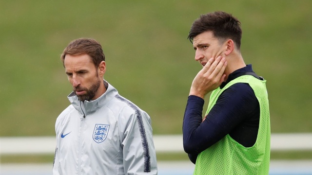 Harry Maguire (kanan) dan Gareth Southgate di sesi latihan Tim Nasional Inggris. (Foto: Reuters/Carl Recine)