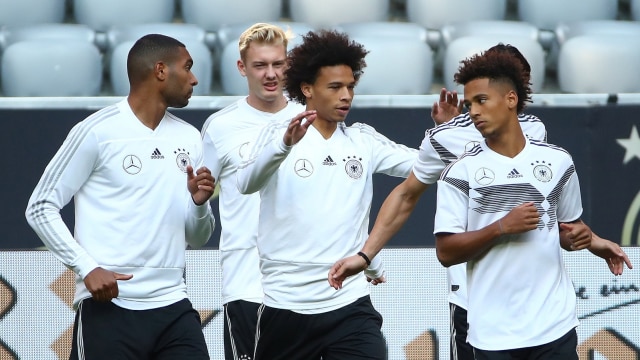 Para pemain Jerman dalam sesi latihan. (Foto: REUTERS/Michael Dalder)