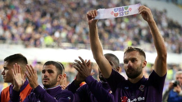 Kapten Fiorentina, German Pezzella, membentangkan ban kapten yang didedikasikan untuk almarhum Davide Astori. (Foto: Getty Images/Gabriele Maltinti)