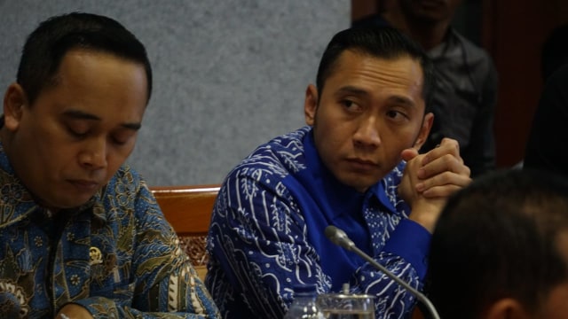Anggota DPR Komisi X, Ibas Yudhoyono (kanan) di Raker Komisi X DPR RI dengan Kemenpora RI, Gedung DPR RI, Jakarta, Kamis (06/09/2018). (Foto: Iqbal Firdaus/kumparan)