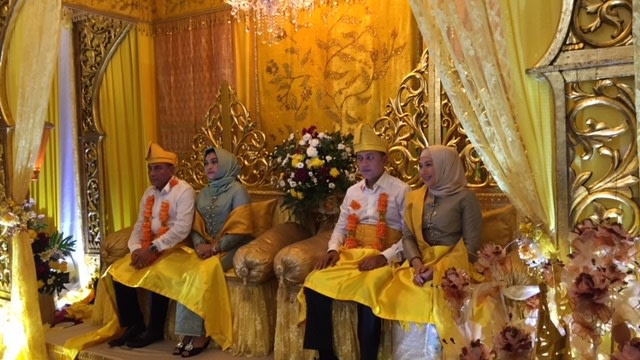 Acara penyambutan dan tepung tawar Gubernur dan Wakil Gubernur Terpilih Sumatera Utara, Edy Rahmayadi (kiri) dan Musa Rajekshah (dua dari kanan), Medan, Kamis (04/06/2018). (Foto: Ade Nurhaliza/kumparan)