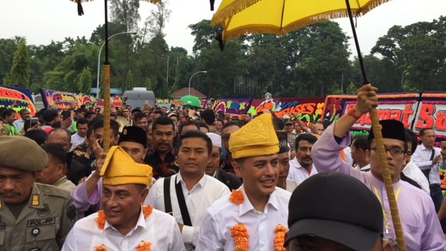 Acara penyambutan dan tepung tawar Gubernur dan Wakil Gubernur Terpilih Sumatera Utara, Edy Rahmayadi (dua dari kiri) dan Musa Rajekshah (empat dari kiri), Medan, Kamis (04/06/2018). (Foto: Ade Nurhaliza/kumparan)