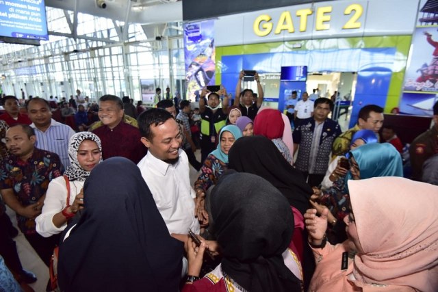 Tiba Di Makassar, Andi Sudirman Sulaiman Diserbu Warga