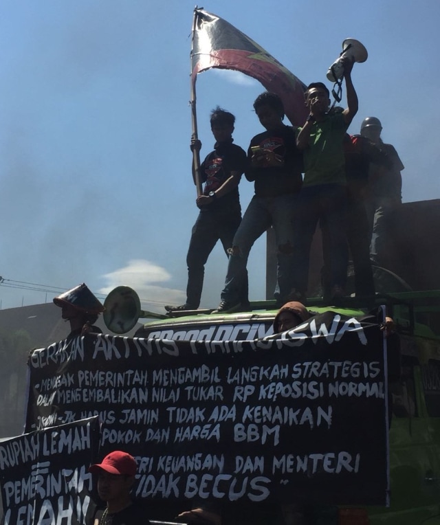 Rupiah Anjlok, Mahasiswa Makassar Mulai Turun ke Jalan