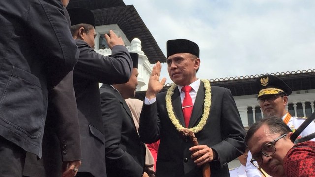 Ridwan Kamil ikuti upacara pedang pora iringi pelepsan Pj Gubernur Jabar M. Iriawan, Kamis (6/9/2018). Foto: Muhammad Iqbal/kumparan