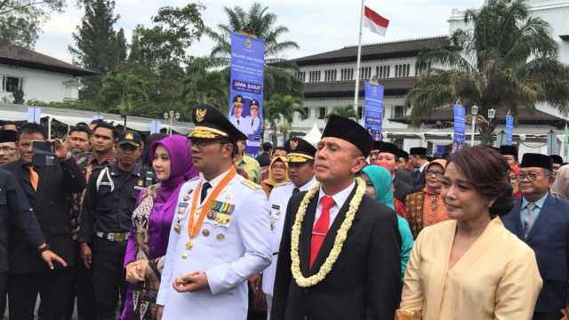 Ridwan Kamil ikuti upacara pedang pora iringi pelepsan Pj Gubernur Jabar M. Iriawan, Kamis (6/9/2018). (Foto: Muhammad Iqbal/kumparan)