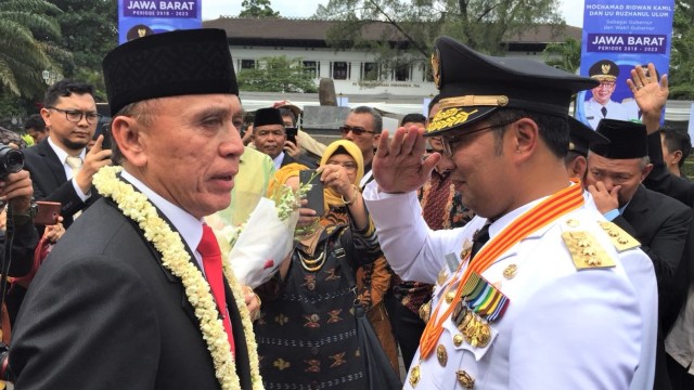 Ridwan Kamil ikuti upacara pedang pora iringi pelepsan Pj Gubernur Jabar M. Iriawan, Kamis (6/9/2018). (Foto: Muhammad Iqbal/kumparan)