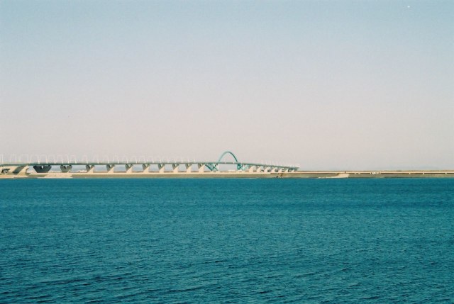 Jembatan yang Menghubungkan ke Kitakyushu Airport (Foto: Flickr/Yusuke CHIJIWA)