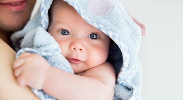 Skin to skin contact dengan bayi. Foto: Thinkstock