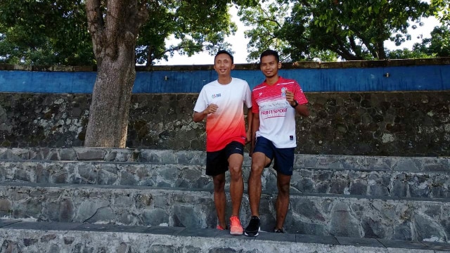 Pelari 100 dan 200 meter putra T11 cabor atletik Asian Para Games 2018, Abdul Halim, bersama pendampingnya, Ahmad Azlan. (Foto: Karina Nur Shabrina)