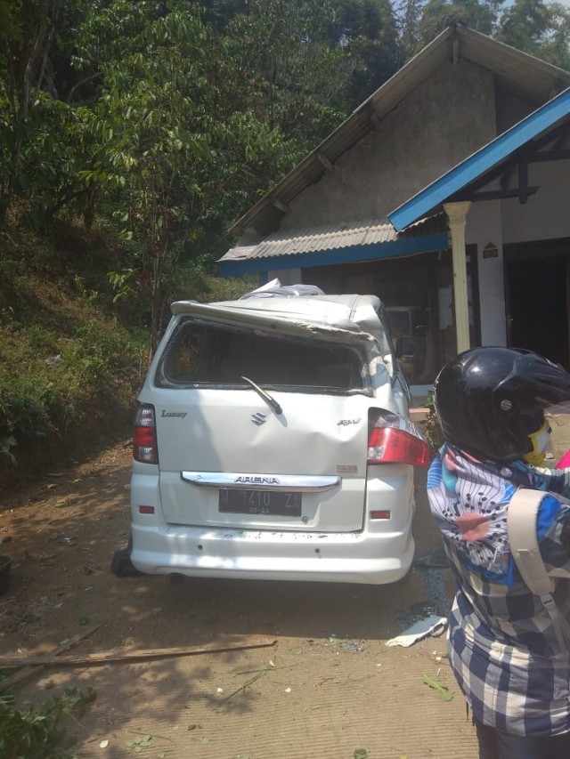 Salah satu mobil tertabrak truk angkut pasukan Brimob Polda Jatim yang mengawal kunjungan kerja Presiden RI Joko Widodo mengalami kecelakaan di Desa Nogosari, Kecamatan Pacet, Mojokerto, Kamis (06/09/2018). (Foto: Phaksy Sukowati/kumparan)