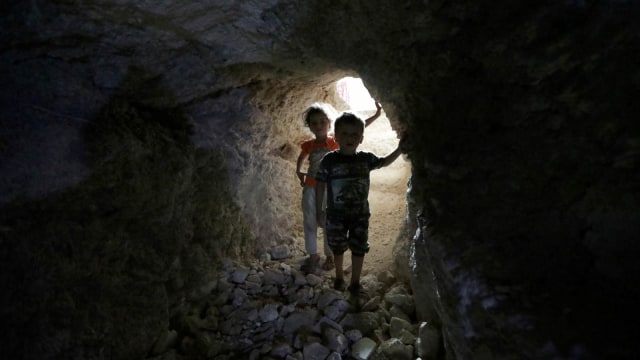 Anak-anak berada di tempat penampungan sementara Idlib, Suriah. (Foto: REUTERS/Khalil Ashawi)