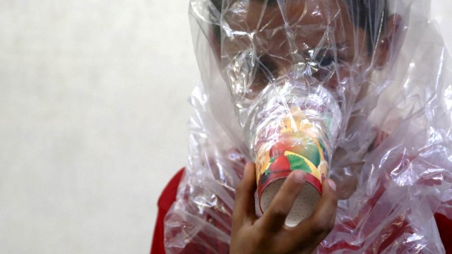 Anak-anak di Idlib, Suriah, memakai masker anti gas buatan. (Foto: REUTERS/Khalil Ashawi)