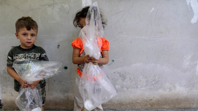 Anak-anak di Idlib, Suriah, memakai masker anti gas buatan. (Foto: REUTERS/Khalil Ashawi)