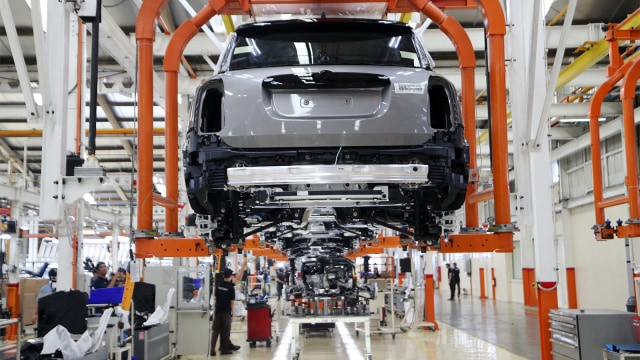 Sujumlah pekerja melakukan perakitan kendaraan mobil New MINI Countryman di BMW Group Production di Jakarta, Kamis (6/9/2018). (Foto: Aditia Noviansyah/kumparan)