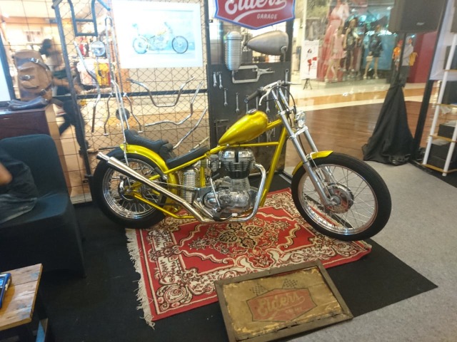 Replika Chopper Emas Jokowi yang Dibeli Adipati Dolken (Foto: Alfons Hartanto/kumparanOTO)