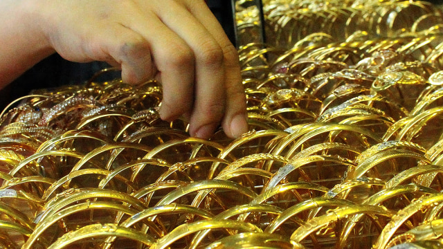 Pekerja melayani konsumen perhiasan emas di salah satu pusat perbelanjaan di Bekasi, Jawa Barat, Kamis (6/9). Foto: ANTARA FOTO/Risky Andrianto